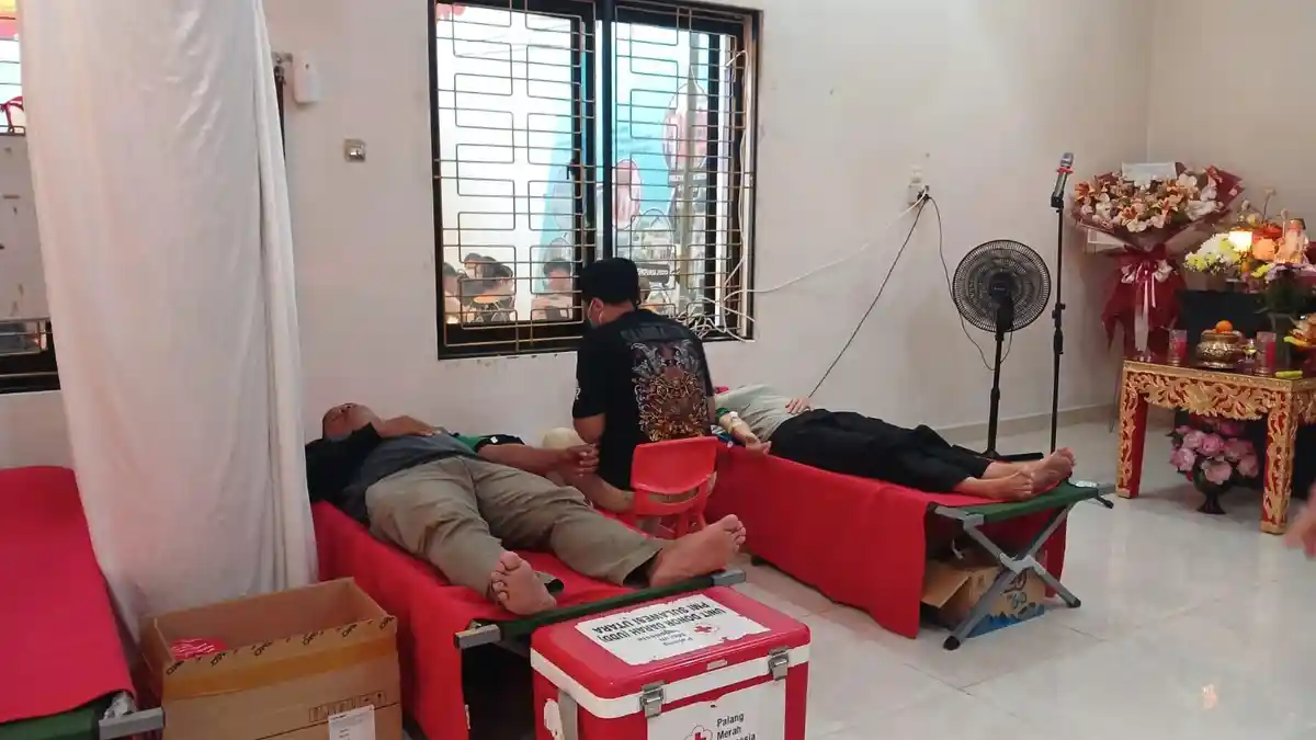Donor Darah Sambut Waisak di Vihara Dhammadipa Manado, PSMTI hingga Permabudhi Sulut Terlibat