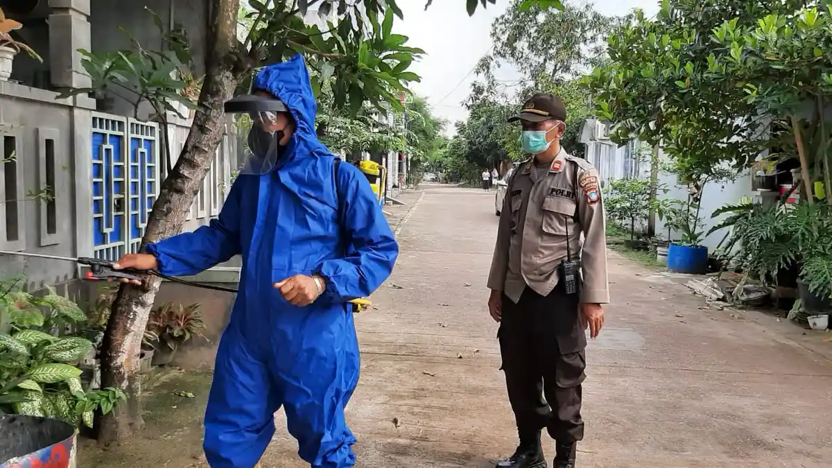 Polsek Batuaji Gerak Cepat Semprot Disinfektan Rumah Warga Terpapar Covid-19