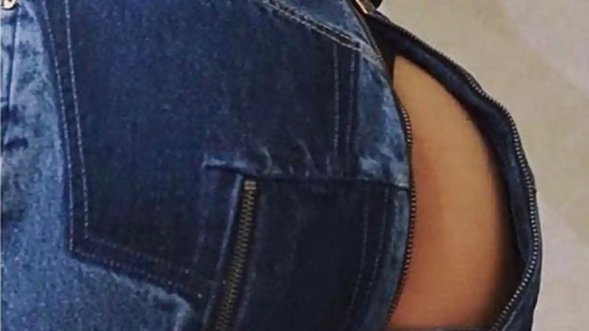 Waduh! Celana Jeans Robek di Bokong Kini Sedang Tren. Begini Modelnya