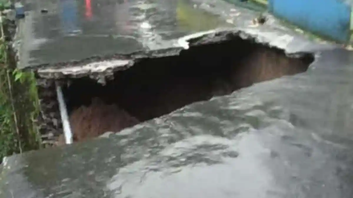 Tak Bisa Dilintasi, Jembatan di Nglurah Ambrol Tergerus Derasnya Sungai