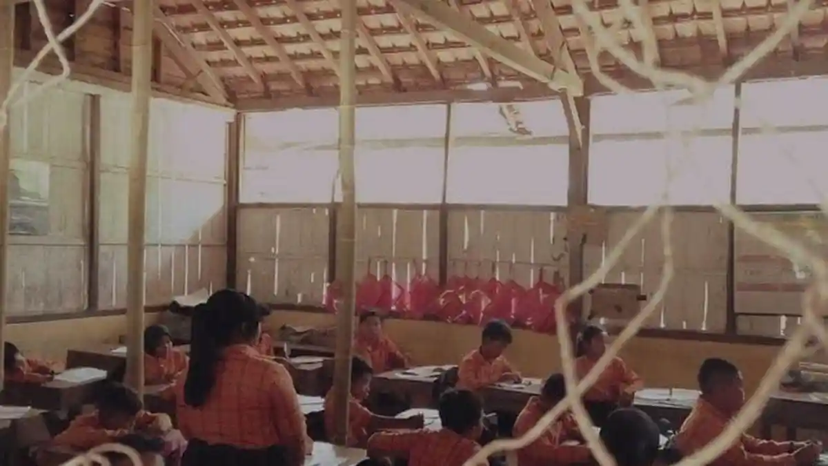 Nyaris Ambruk, Ruang Kelas SD di Grobokan Ini Disangga Pakai Tiang Bambu