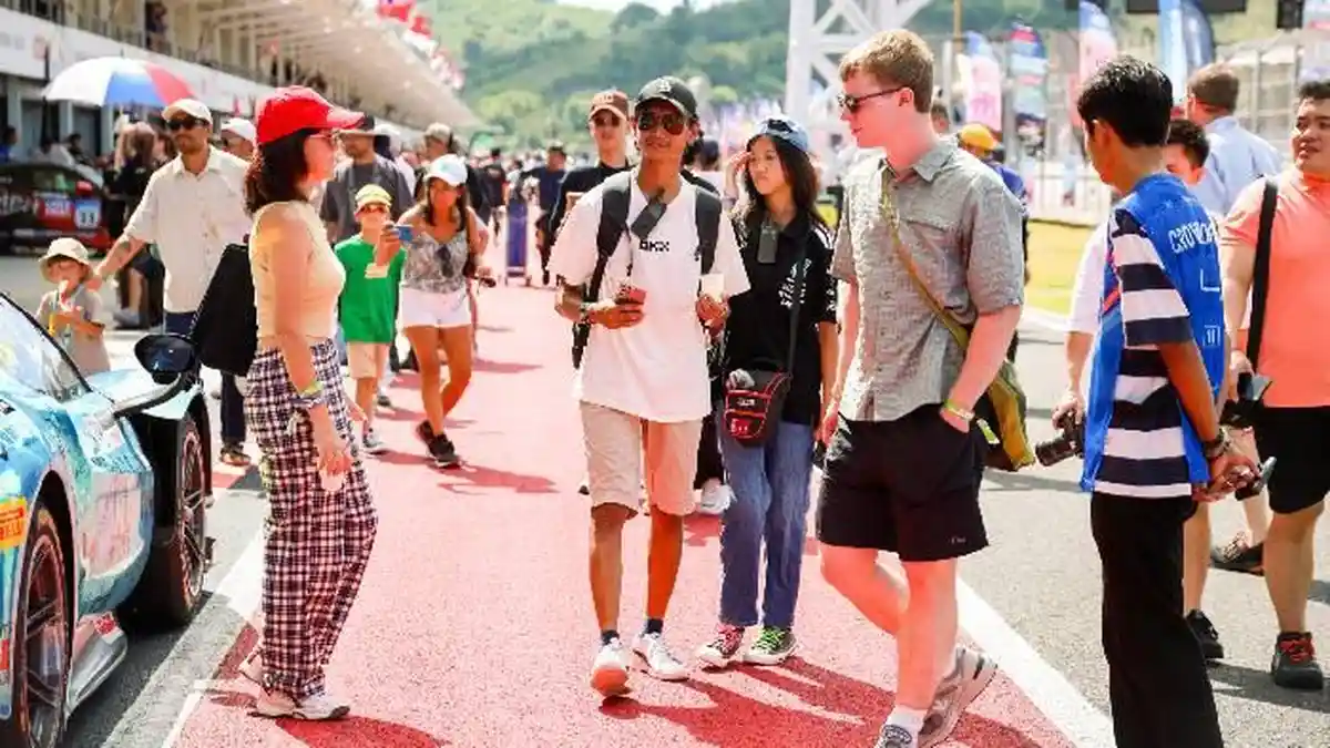 Semarak Pitwalk GT World Challenge di Mandalika, Dapat Merchandise hingga Berfoto dengan Pembalap