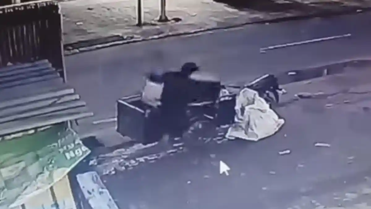 Maling di Depok Sasar Warung Kaki Lima: Gotong Kulkas Seorang Diri, Beraksi Lepas Subuh