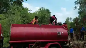 para-petugas-manggala-agni-berusaha-menyalakan-generator-pompa-air.jpg