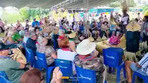 Wisatawan-asing-Oceania-Vista-saat-mengunjungi-rumah-produksi-Sasando-di-Oebelo.jpg