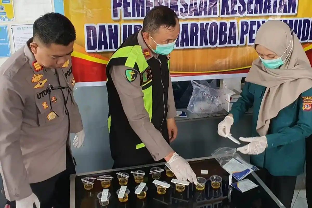 Jelang Arus Mudik, Puluhan Sopir Bus di Kabupaten Cirebon Dites Urine