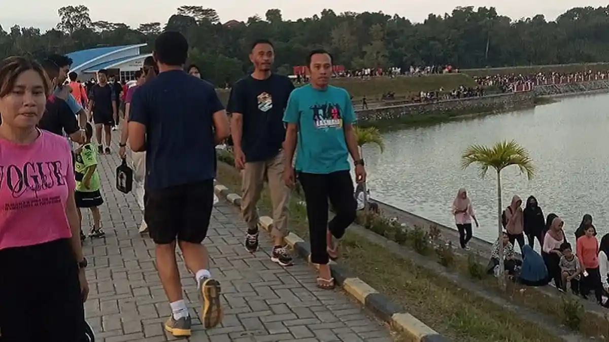 Warga Kendari Sultra Manfaatkan Akhir Pekan Senam, Jogging hingga Lulo di Kolam Retensi Boulevard