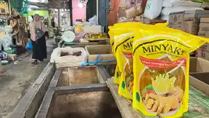 Warga-melintas-depan-satu-kios-menjual-minyakita-di-Pasar-Arengka-Kota-Pekanbaru.jpg