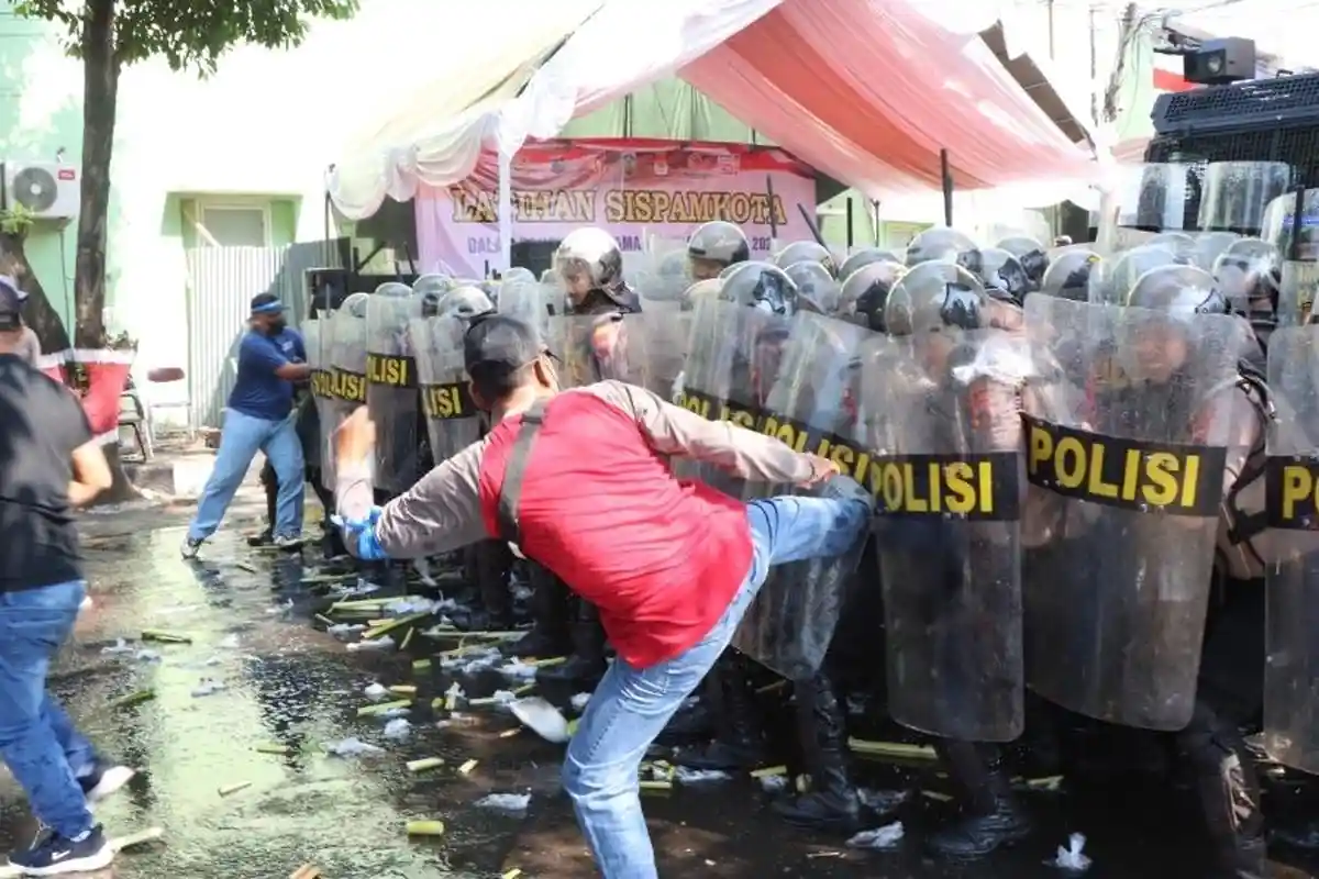 Persiapan Pengaman Pemilu 2024, Polres Jepara Gelar Latihan Penanganan Kerusuhan di Depan Kantor KPU