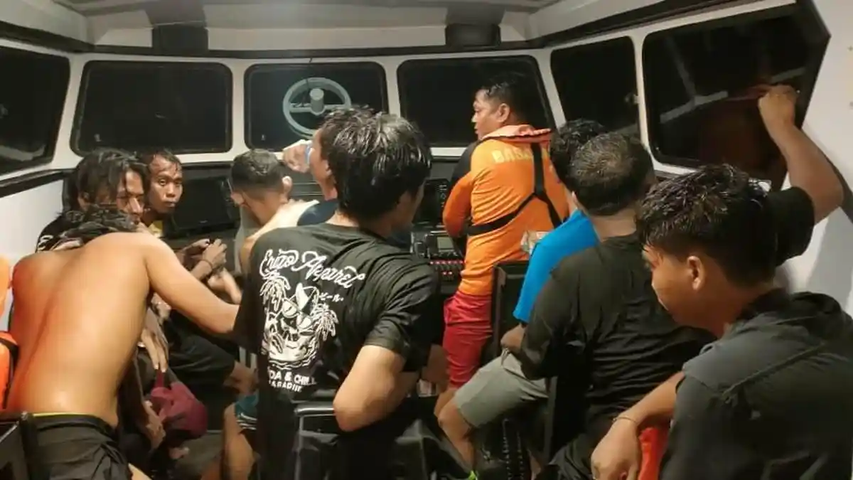 Niat Berlibur, Kapal Kayu di Kupang Bawa Puluhan Orang Terbalik Dihantam Gelombang Besar