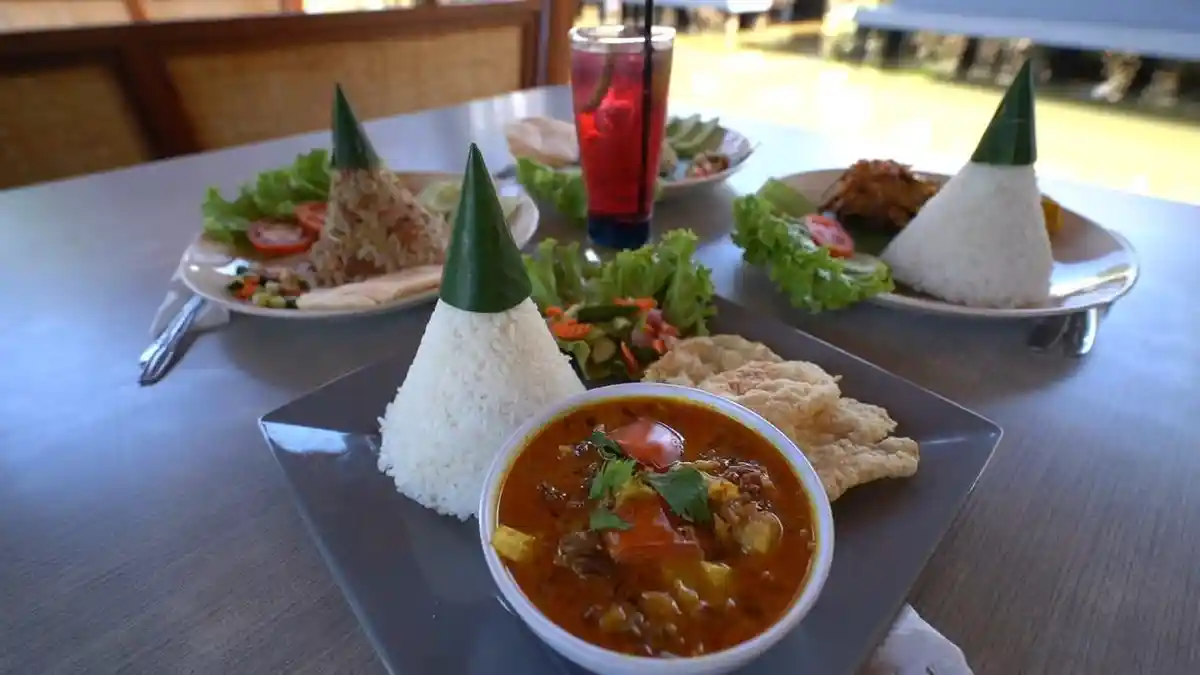 Nasi Goreng Ijo Buntut di Resto Samara Binangkit Ciamis Menggugah Selera Pecinta Kuliner