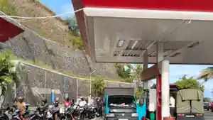 Aktifitas-pengisian-BBM-di-SPBU-Ndao-Kelurahan-Kota-Ratu-Kecamatan-Ende-Utara.jpg