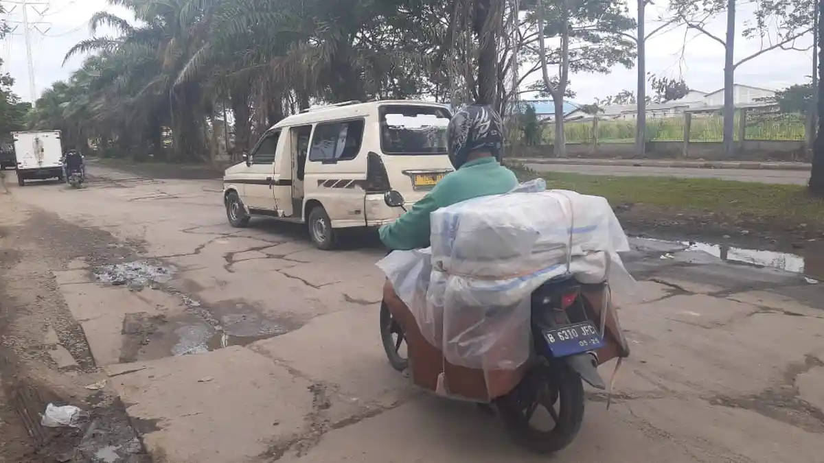 Jalan Kota Tangerang Menuju Bandara Soekarno-Hatta Bertabur Lubang