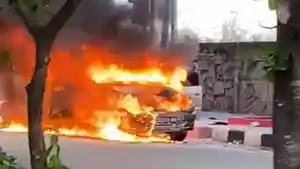 mobil-Toyota-Kijang-LGX-karena-mesin-terlalu-panas-di-jln-sultan-agung.jpg