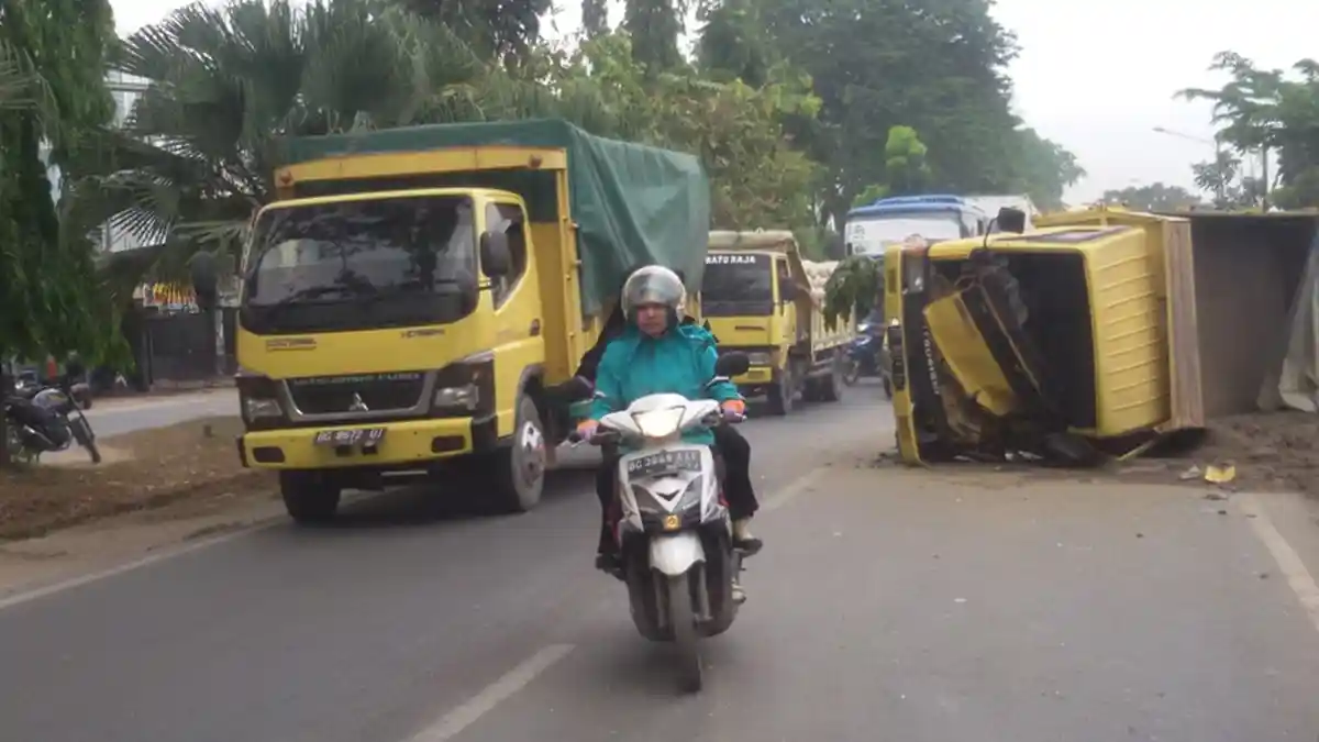 Update Lalu Lintas Palembang : Pukul 13.00 WIB Jalan Musi 2 Macet Gara-gara Truk Pasir Terguling