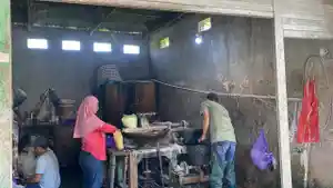 Pekerja-sedang-menggiling-daging-di-tempat-usaha-Ahmadi-50-di-Pasar-Bantul-Senin-162026.jpg