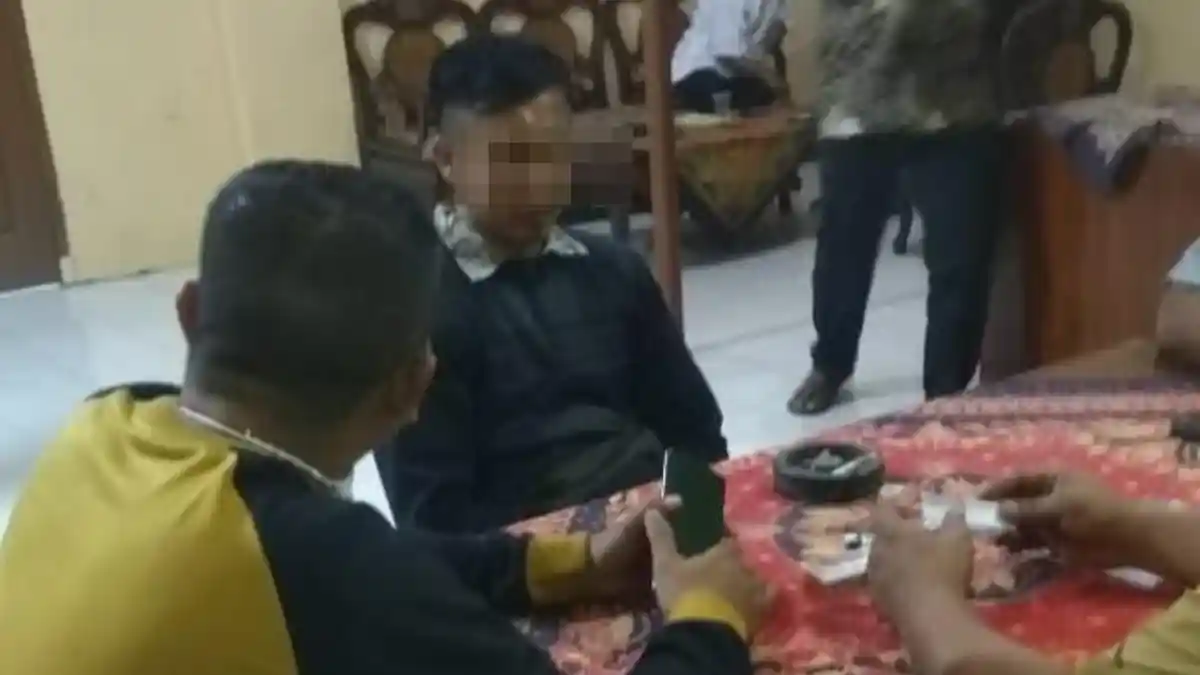 Cium Pipi Pelajar saat Nagih Cicilan, Karyawan Bank Titil di Probolinggo Nyaris Digebukin Warga