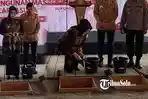 PELETAKAN-BATU-PERTAMA-Bupati-Sukoharjo-Etik-Suryani-melakukan-peletakan-batu-pertama.jpg