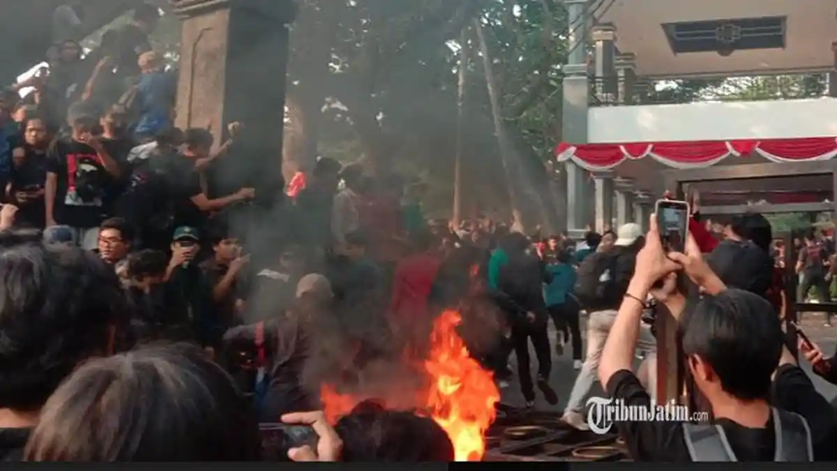 Demo Mahasiswa Tolak Revisi UU di Kota Malang Memanas, Massa Mahasiswa Jebol Pagar Gedung DPRD