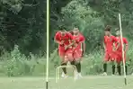 Para-pemain-Persibo-Bojonegoro-saat-latihan-fisik-di-Lapangan-Tebu.jpg