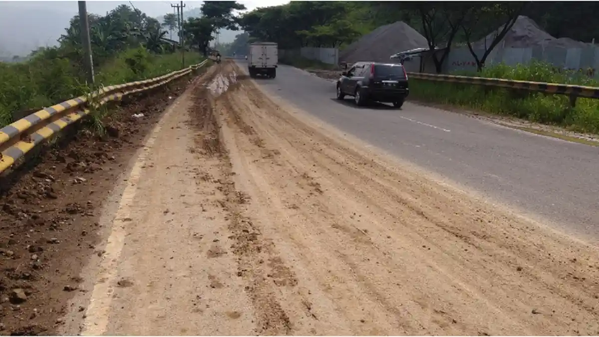 Hati-hati! Ceceran Tanah Galian Menutupi Ruas Jalan Raya Lingkar Nagreg