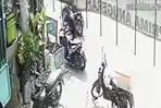 bandit-terekam-CCTV-mencuri-motor-apotek-Jalan-Raya-Tandes-Lor-Tandes-Surabaya.jpg
