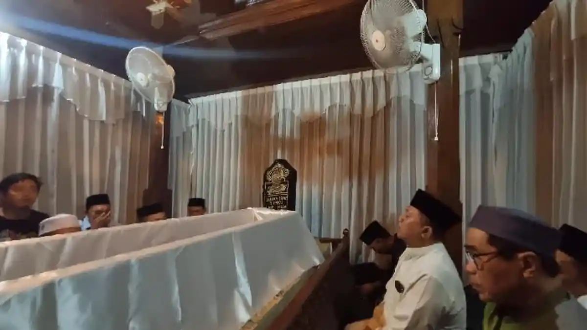 Tradisi Malam Selawe Peninggalan Sunan Giri di Gresik, Peziarah Bermunajat Mengejar Lailatul Qadar