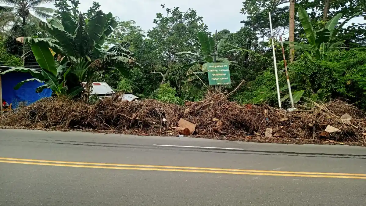 Sebulan Usai Longsor, Sisa Material Longsor di Bahu Jalan Batukoneng-Ambon Belum Dibersihkan