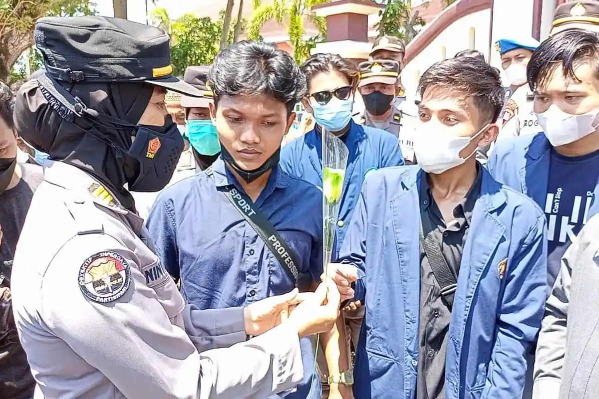 Demo 11 April, Polwan Polres Pamekasan Beri Bunga Mawar ke Mahasiswa yang Demo di Kantor DPRD, Adem!
