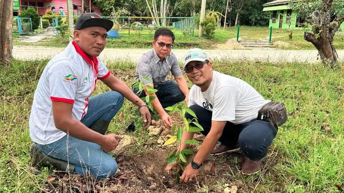 PTPN IV PalmCo Salurkan Puluhan Ribu Bibit Pohon dan Ikan, Perluas Program Pelestarian Lingkungan