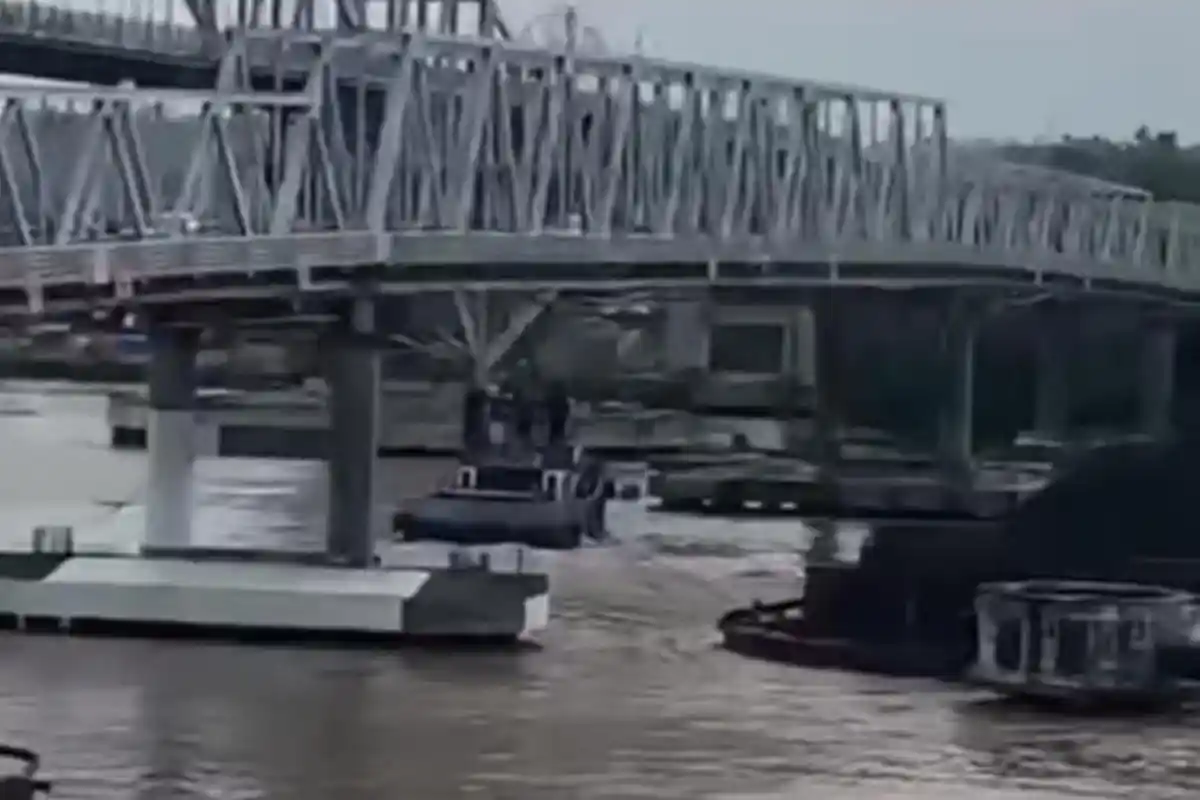Detik-detik Tongkang Batu Bara Tabrak Jembatan Mahakam, Terdengar Benturan Keras, Warga Histeris