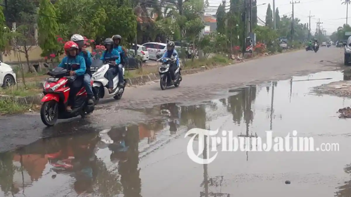 Jalan Dekat Kantor Kejari dan PN Gresik Tidak Ada Saluran Air, Warga Resahkan Genangan Air