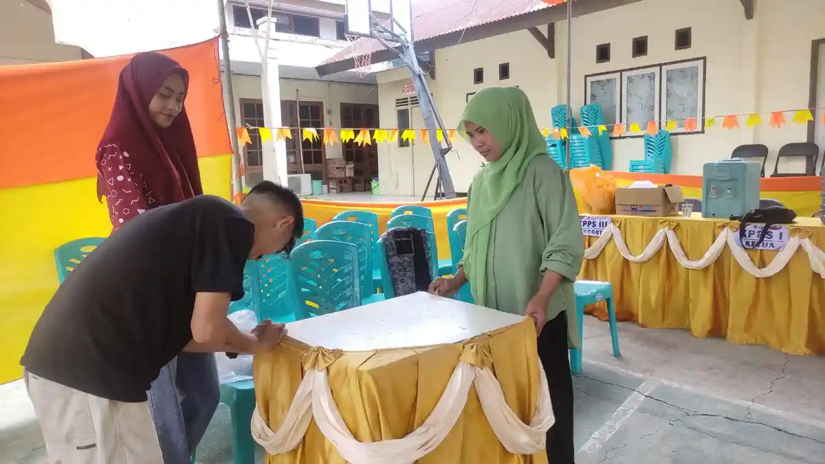 Warga Sudah Mencoblos di TPS 3 Moodu, Lokasi Mantan Gubernur Gorontalo Rusli Habibie Ikut Nyoblos