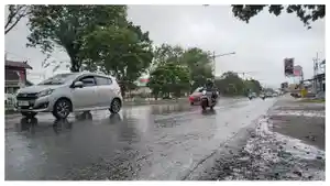 Hujan-dengan-intensitas-ringan-terjadi-di-Jalan-RTA-Milono-Palangka-Raya.jpg