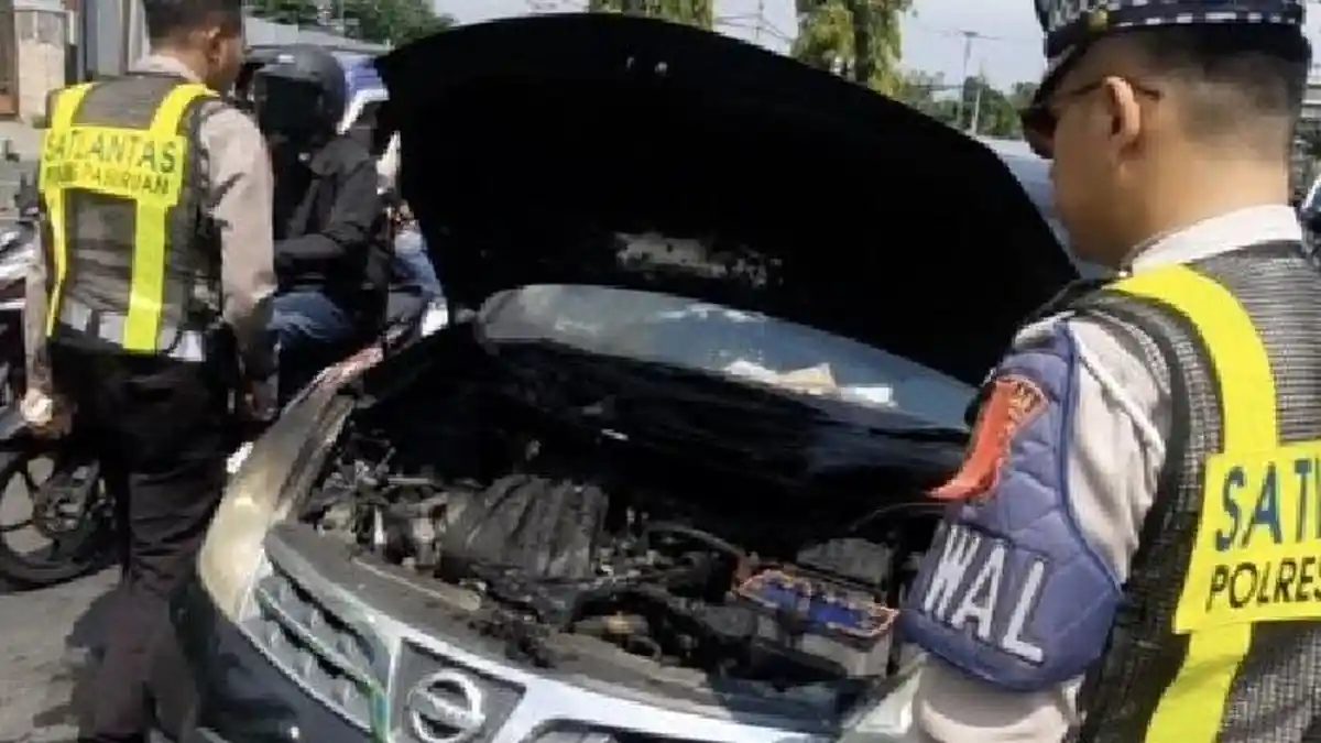 Diawali Muncul Bau, Mobil Pemudik Terbakar di Bypass Pandaan, Polisi Pasuruan Beri Pertolongan