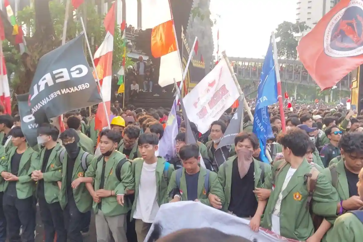 Massa Mahasiswa Jebol Gerbang Polda Metro Jaya Minta Bertemu Kapolda