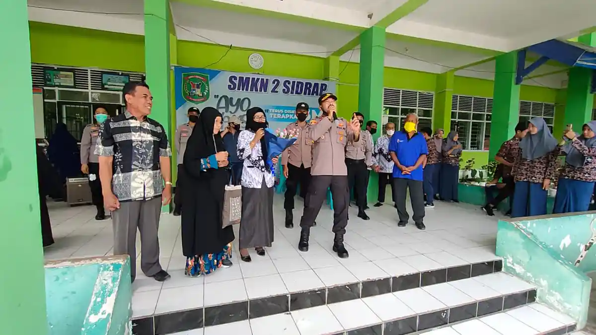 Peringati Hari Guru, Kapolsek Panca Rijang Beri Kejutan Guru di SMKN 2 Sidrap