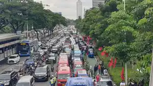 Kondisi-Jalan-Sudirman-tampak-macet-imbas-adanya-kampanye-akbar-Ganjar-Mahfud-di-GBK.jpg