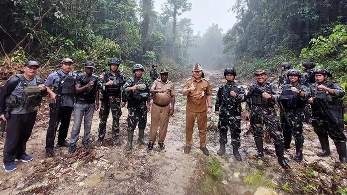 Pj Bupati Bersama Dandim Maybrat dan Dansatgas Yonif 133/YS Hujan-hujan Cek Progres Jalan Aisa
