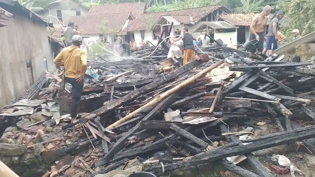 Kebakaran di Siang Bolong Hanguskan Rumah Warga Panumbangan, Api Sulit Dipadamkan