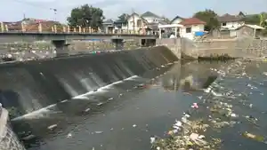 Sampah-sungai-Code-di-sekitaran-Bendung-Mergangsan.jpg
