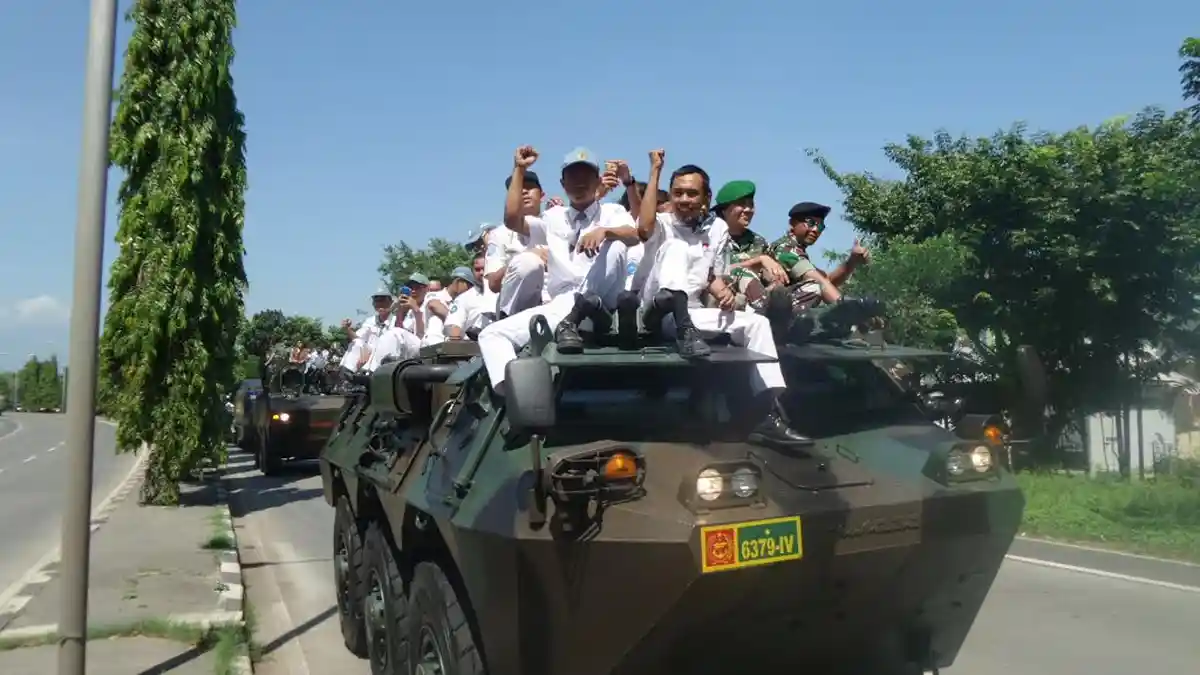 Konvoi Kendaraan Tempur TNI Ajak Warga Datang ke Pameran Alutsista