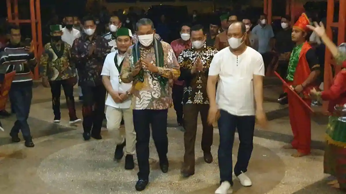 Momen Bupati Konawe Utara, Ruksamin Dampingi Pasien Tumor Otak di Rumah Sakit Makassar