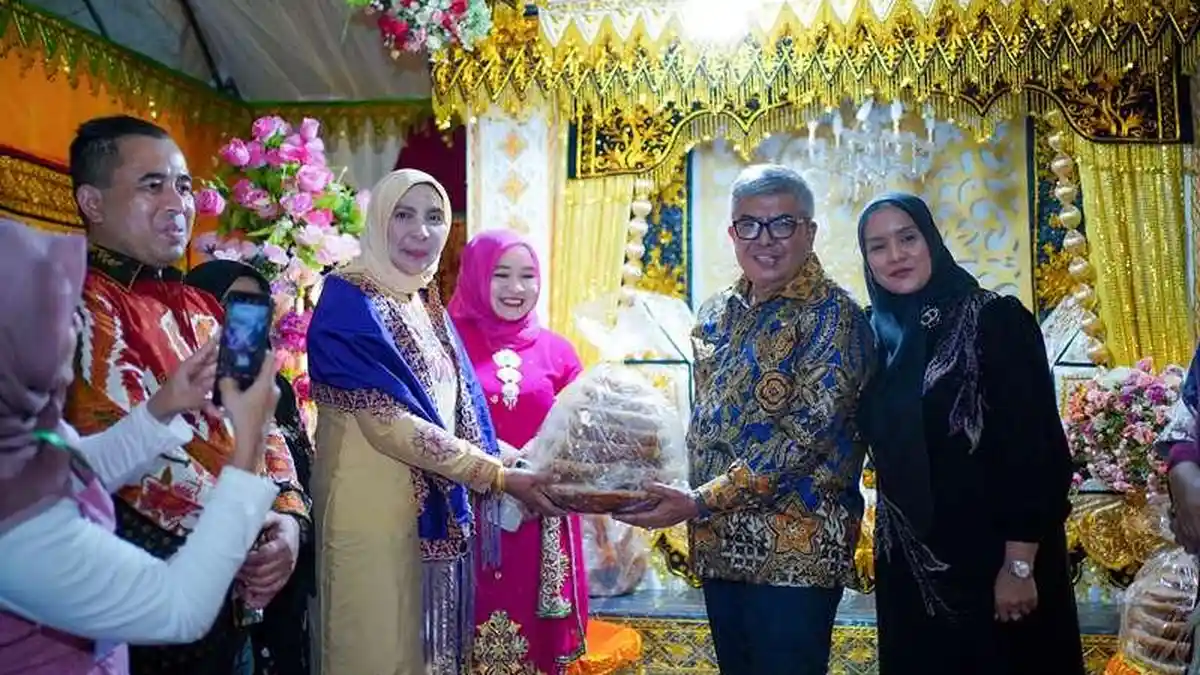 Tinjau Stan TTG Aceh, Pj Gubernur Dapat Kue Tradisional Karah dari Pj Bupati Nagan Raya