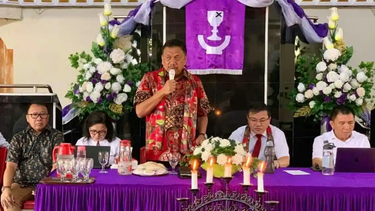 Olly Beri Materi pada Pembekalan Pelsus Penatua Syamas dan Guru Agama di GMIM Imanuel Sagerat