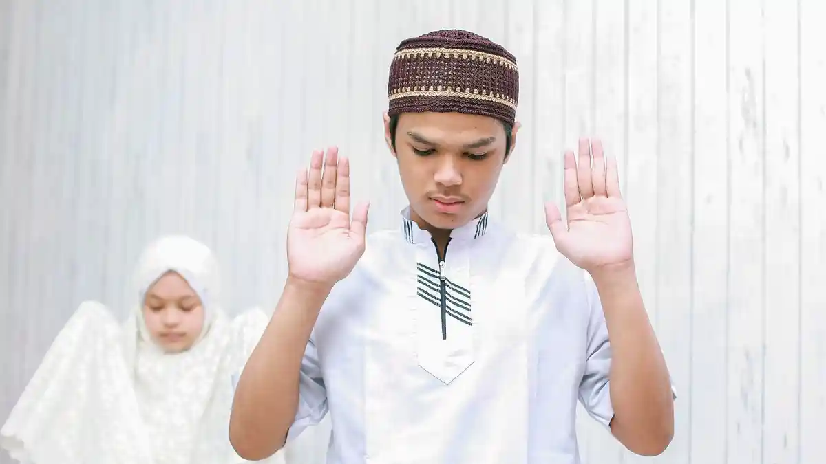 Tata Cara Sholat Maghrib Lengkap, Bacaan Niat dan Doa Tiap Gerakan