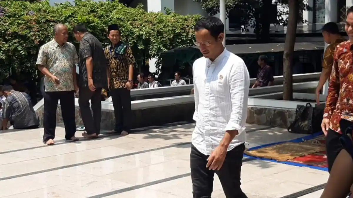 Nadiem Makarim Salat Jumat di Kemendikbud, Memakai Celana Jins dan Sandal Jepit