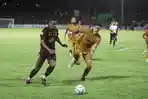 makassar/Ze-Paulo-berduel-dengan-pemain-Bhayangkara-FC.jpg