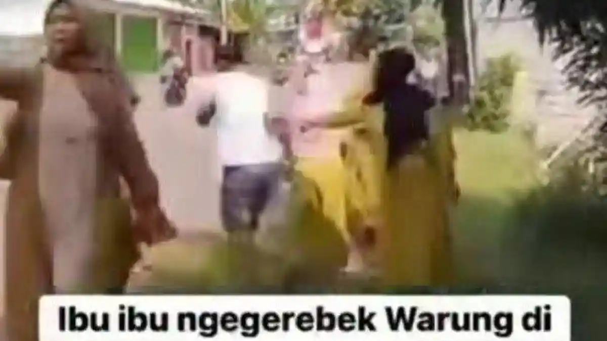 PULUHAN Emak-Emak Geruduk Penjual Miras Berkedok Warung Jamu, Pemilik Panik Lari Terbirit-Birit