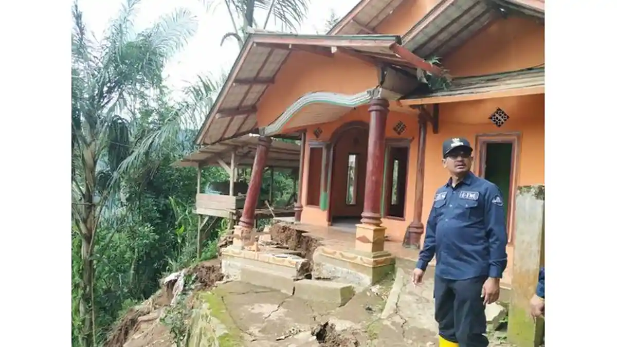 Wabup Tinjau Lokasi Longsor di Talegong, Janji Segera Relokasi Warga Terdampak